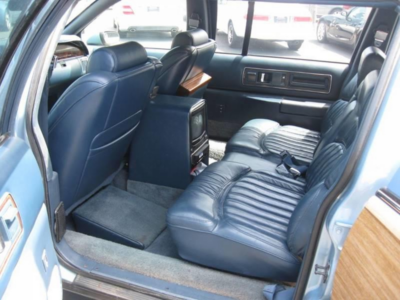 Illustration for article titled At $25,000, Could This Custom 1992 Buick Roadmaster Limo Get You to Go Long?